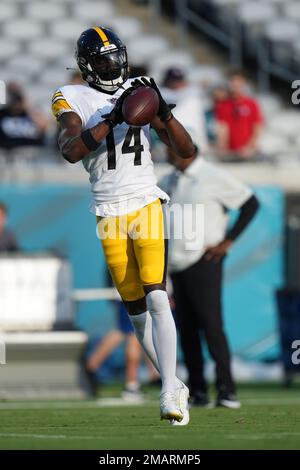 Pittsburgh Steelers wide receiver George Pickens (14) runs up the field  during an NFL football game against the Cleveland Browns, Thursday, Sept.  22, 2022, in Cleveland. (AP Photo/Kirk Irwin Stock Photo - Alamy