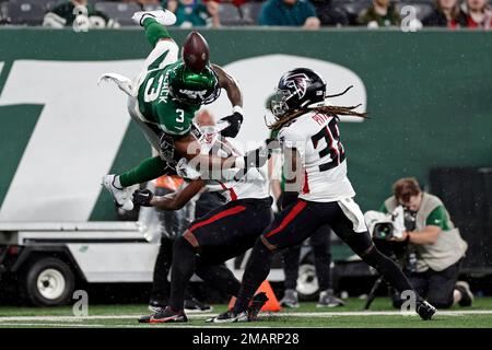 Atlanta Falcons linebacker Quinton Bell (56) looks on against the New York  Jets during a preseason NFL football game Monday, Aug. 22, 2022, in East  Rutherford, N.J. (AP Photo/Adam Hunger Stock Photo - Alamy