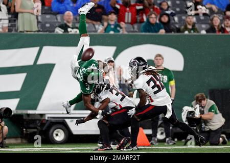 Atlanta Falcons linebacker Quinton Bell (56) looks on against the New York  Jets during a preseason NFL football game Monday, Aug. 22, 2022, in East  Rutherford, N.J. (AP Photo/Adam Hunger Stock Photo - Alamy