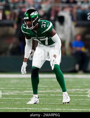 Atlanta Falcons tight end Kyle Pitts (8) outruns New York Jets cornerback  Bryce Hall (37) during an NFL International Series game at Tottenham  Hotspur Stock Photo - Alamy