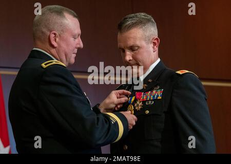 Army National Guard Brig. Gen. Eric J. Riley, Land Component Commander for Oregon Army National Guard (left) presents military awards to Col. Stephen Schmidt (right) during his retirement ceremony on June 4, 2022 at Camp Withycombe, Oregon. Schmidt was assigned as the Commander of the 82nd Brigade Troop Command from June of 2017 until his September of 2021, with his final assignment as the Director, Joint Domestics Operations Command from October 2021 to May 2022. (National Guard photo by John Hughel, Oregon Military Department Public Affairs) Stock Photo