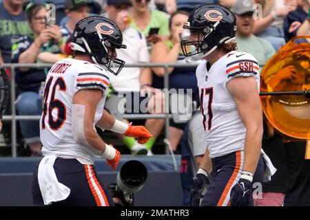 Chicago Bears tight end Jake Tonges warms up on the field at the NFL  football team's practice facility in Lake Forest, Ill., Wednesday, June 15,  2022. (AP Photo/Nam Y. Huh Stock Photo 