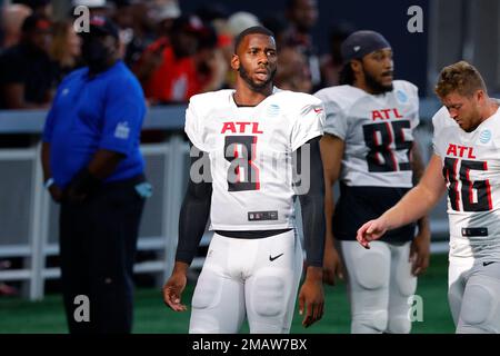 Atlanta Falcons tight end Kyle Pitts (8) runs into touch but makes