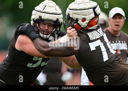 Cleveland Browns center Ethan Pocic (55) snaps the ball during an NFL  football game against the New England Patriots, Sunday, Oct. 16, 2022, in  Cleveland. (AP Photo/Kirk Irwin Stock Photo - Alamy