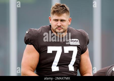 Cleveland Browns guard Wyatt Teller (77) blocks during an NFL football game  against the Pittsburgh Steelers in Pittsburgh, Monday, Sept. 18, 2023. (AP  Photo/Gene J. Puskar Stock Photo - Alamy