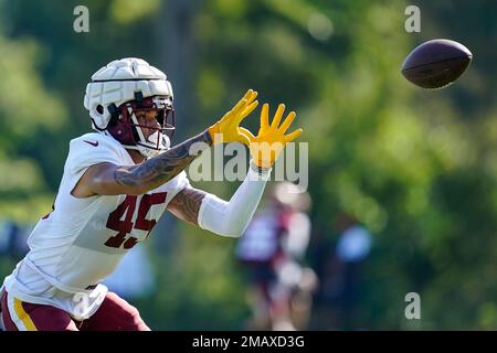 Washington Commanders linebacker De'Jon Harris (45) catches the ball during  practice at the team's NFL football training facility, Tuesday, Aug. 9,  2022, in Ashburn, Va. (AP Photo/Alex Brandon Stock Photo - Alamy