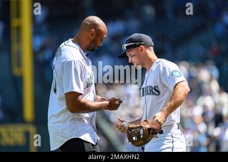 Former Seattle Mariners manager Lou Piniella, left, greets former Mariners  pitcher Jeff Nelson as former designated hitter Edgar Martinez (11) and  first baseman John Olerud, right, look on before the MLB All-Star