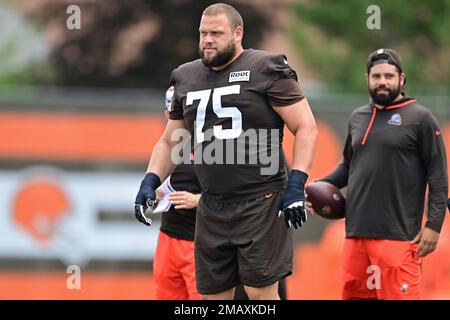 Cleveland Browns guard Joel Bitonio stretches during the NFL football  team's training camp, Tuesday, Aug. 9, 2022, in Berea, Ohio. (AP Photo/Ron  Schwane Stock Photo - Alamy