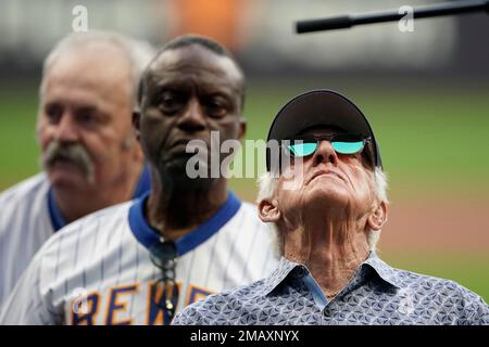 Broadcaster Bob Uecker watches a ceremony before a baseball game between  the Milwaukee Brewers and the Cincinnati Reds Friday, Aug. 5, 2022, in  Milwaukee. (AP Photo/Aaron Gash Stock Photo - Alamy