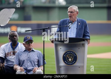 Broadcaster Bob Uecker watches a ceremony before a baseball game between  the Milwaukee Brewers and the Cincinnati Reds Friday, Aug. 5, 2022, in  Milwaukee. (AP Photo/Aaron Gash Stock Photo - Alamy