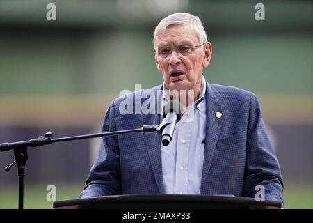 Broadcaster Bob Uecker speaks before a baseball game between the Milwaukee  Brewers and the Cincinnati Reds Friday, Aug. 5, 2022, in Milwaukee. (AP  Photo/Aaron Gash Stock Photo - Alamy