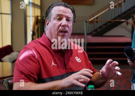 Oklahoma Offensive Coach Bill Bedenbaugh Speaks During An NCAA College ...