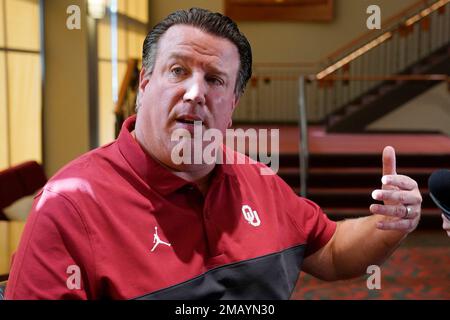 Oklahoma Offensive Coach Bill Bedenbaugh Speaks During An NCAA College ...