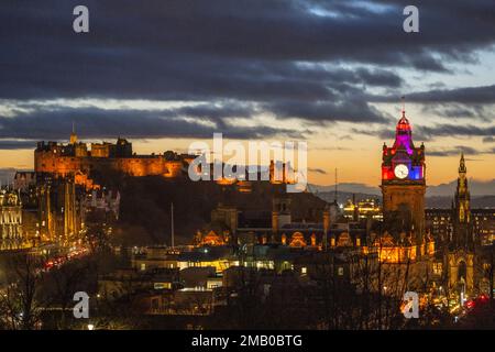 Edinburgh, UK. 19th Jan, 2023. UK. Weather. A sunset view looking over the skyline of ScotlandÕs capital city, Edinburgh as seen from Carlton Hill in the centre of the city, a popular site for tourists to watch the sunsets across the dramatic skyline. Picture Credit: phil wilkinson/Alamy Live News Stock Photo