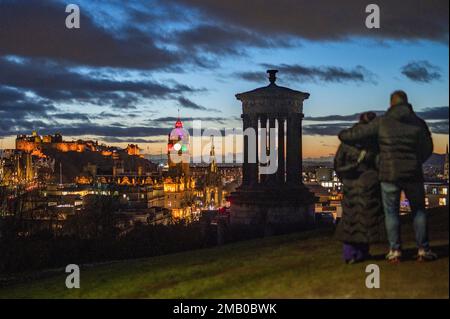 Edinburgh, UK. 19th Jan, 2023. UK. Weather. A sunset view looking over the skyline of ScotlandÕs capital city, Edinburgh as seen from Carlton Hill in the centre of the city, a popular site for tourists to watch the sunsets across the dramatic skyline. Picture Credit: phil wilkinson/Alamy Live News Stock Photo