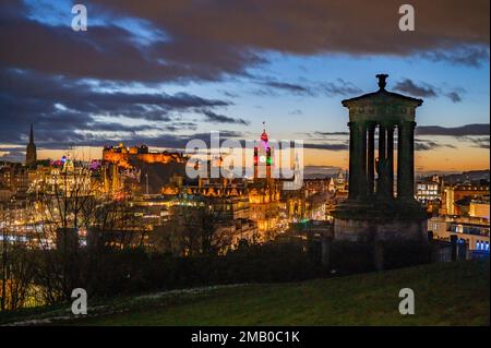 Edinburgh, UK. 19th Jan, 2023. UK. Weather. A sunset view looking over the skyline of ScotlandÕs capital city, Edinburgh as seen from Carlton Hill in the centre of the city, a popular site for tourists to watch the sunsets across the dramatic skyline. Picture Credit: phil wilkinson/Alamy Live News Stock Photo