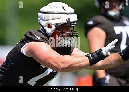 Cleveland Browns offensive guard Wyatt Teller (77) plays in the first half  of an NFL football game against the Cincinnati Bengals, Sunday, Jan. 9,  2022, in Cleveland. (AP Photo/Nick Cammett Stock Photo - Alamy