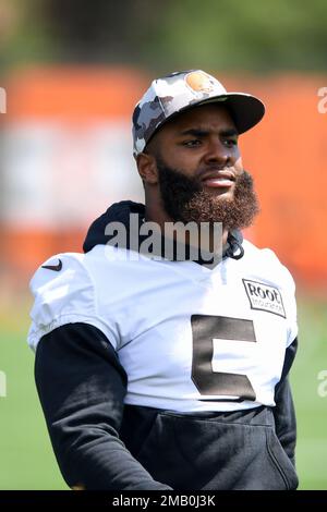 Cleveland Browns linebacker Anthony Walker Jr. (4) congratulates ...