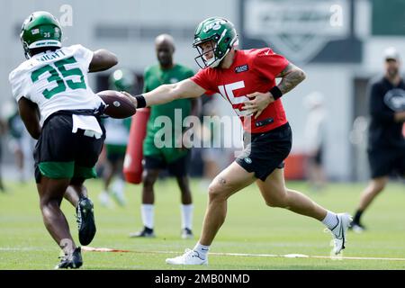 New York Jets quarterback Chris Streveler takes part in drills at