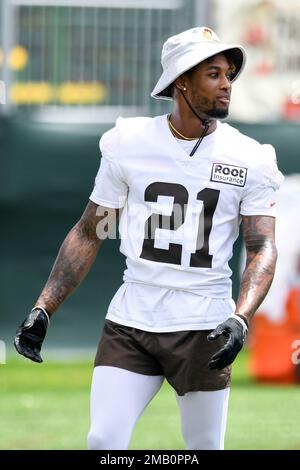 Cleveland Browns cornerback Denzel Ward (21) watches a replay during an NFL  football game against the Arizona Cardinals, Sunday, Oct. 17, 2021, in  Cleveland. (AP Photo/Kirk Irwin Stock Photo - Alamy