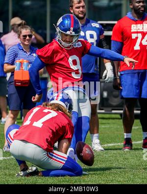 New York Giants place kicker Graham Gano (9) warms up before an NFL  football game against the Chicago Bears Sunday, Oct. 2, 2022, in East  Rutherford, N.J. (AP Photo/Adam Hunger Stock Photo - Alamy