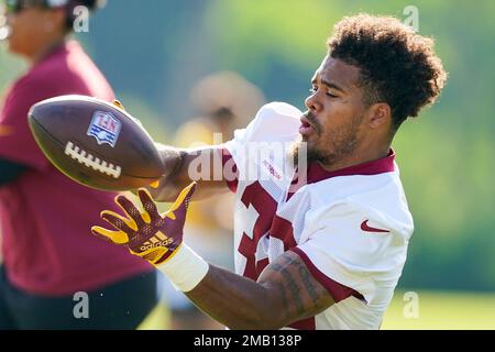 Washington Commanders running back Jaret Patterson runs a drill during  practice at the team's NFL football training facility, Monday, Aug. 15,  2022, in Ashburn, Va. (AP Photo/Alex Brandon Stock Photo - Alamy