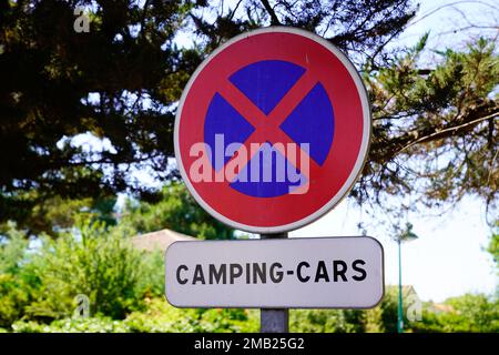 panel road sign text camping car no campervan motorhome parking prohibited recreational vehicule rv symbol ban red blue round prohibition sign Stock Photo