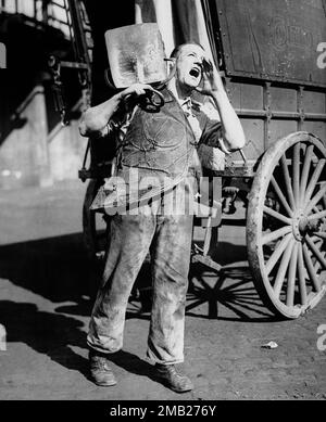 https://l450v.alamy.com/450v/2mb276y/harold-red-grange-former-galloping-ghost-of-the-university-of-illinois-and-all-american-halfback-yells-out-to-potenial-customers-as-he-works-as-an-iceman-in-his-hometown-of-wheaton-ill-sept-5-1930-grange-is-doing-a-great-business-and-expects-to-play-pro-football-this-season-with-the-chicago-bears-ap-photo-2mb276y.jpg