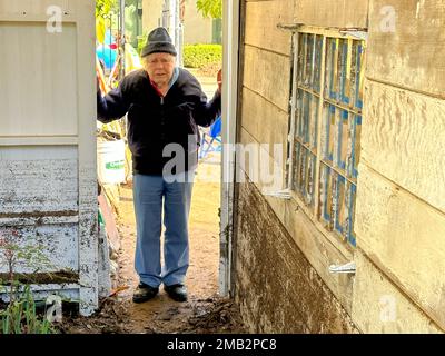 The Santa Barbara Bucket Brigade helps residents fill sandbags at ...