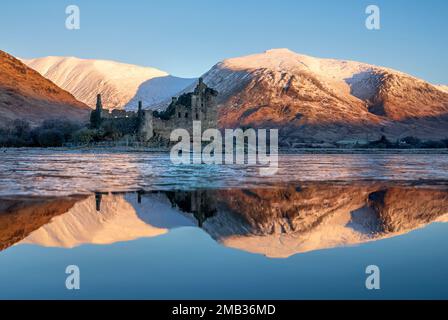 Kilchurn Castle on the banks of a partially frozen Loch Awe, Argyll and Bute. People across many parts of the country are bracing themselves for few days of travel disruption as snow, ice and bitterly cold temperatures grip the nation. Picture date: Friday January 20, 2023. Stock Photo