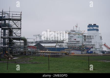 20 January 2023, Schleswig-Holstein, Brunsbüttel: The floating LNG terminal 'Höegh Gannet' is located at the jetty in the industrial port of Brunsbüttel. Liquid natural gas is processed on the ship for transport in pipelines. Brunsbüttel is the third LNG terminal to be built alongside Wilhelmshaven and Lubmin. Photo: Marcus Brandt/dpa Stock Photo