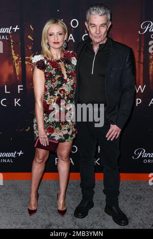 LOS ANGELES, CALIFORNIA, USA - JANUARY 19: American actress Sarah Michelle Gellar wearing an Oscar de la Renta dress and Amrapali London jewelry and American actor James Marsters arrive at the Los Angeles Premiere Of Paramount+'s 'Wolf Pack' Season 1 held at the Harmony Gold Theater on January 19, 2023 in Los Angeles, California, United States. (Photo by Xavier Collin/Image Press Agency) Stock Photo