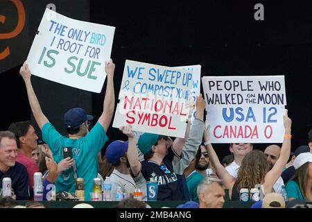 Retail Signage: Celebrating fans at the Jays Shop - Sign Media Canada