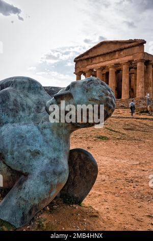 Fall of Icarus, modern bronze sculpture by sculptor Igor Mitoraj,  monumental sculpture at the Temple of Concordia, backlight, Valley of the  Temples Stock Photo - Alamy