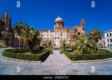 Part of Palermo Cathedral, Basilica Cattedrale Metropolitana Primaziale della Santa Vergine Maria Assunta, surrounded by a park. Stock Photo