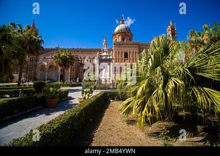 Part of Palermo Cathedral, Basilica Cattedrale Metropolitana Primaziale della Santa Vergine Maria Assunta, surrounded by a park. Stock Photo