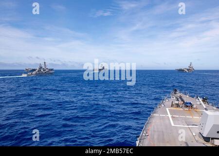 PHILIPPINE SEA (June 12, 2022) From left to right, the Nimitz-class aircraft carrier USS Ronald Reagan (CVN 76), the Arleigh Burke-class guided-missile destroyer USS Benfold (DDG 65), the America-class amphibious assault ship USS Tripoli (LHA 7), the Nimitz-class aircraft carrier USS Abraham Lincoln (CVN 72) and the Arleigh Burke-class guided-missile destroyer USS Spruance (DDG 111) sail in formation during Valiant Shield 2022 (VS22). VS22 is a U.S.-only, biennial field training exercise (FTX) focused on integration of joint training in a multi-domain environment. This training builds real-wor Stock Photo