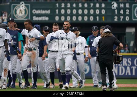 Toro walks it off to give Mariners 2-1 win over Athletics