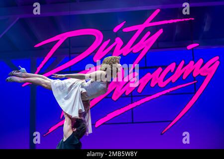 London, UK.  20 January 2023.  Cast members Kira Malou as Frances ‘Baby’ Houseman and Michael O’Reilly as Johnny Castle at a photocall for the return of “Dirty Dancing – The Classic Story on Stage” to the West End’s Dominion Theatre until 29th April.  Credit: Stephen Chung / Alamy Live News Stock Photo