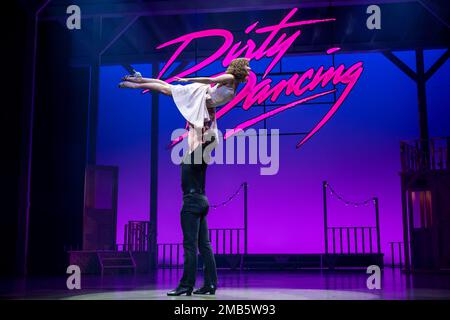 London, UK.  20 January 2023.  Cast members Kira Malou as Frances ‘Baby’ Houseman and Michael O’Reilly as Johnny Castle at a photocall for the return of “Dirty Dancing – The Classic Story on Stage” to the West End’s Dominion Theatre until 29th April.  Credit: Stephen Chung / Alamy Live News Stock Photo