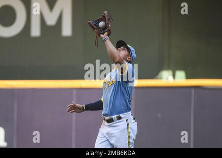 Tyrone Taylor makes leaping catch, 07/25/2022