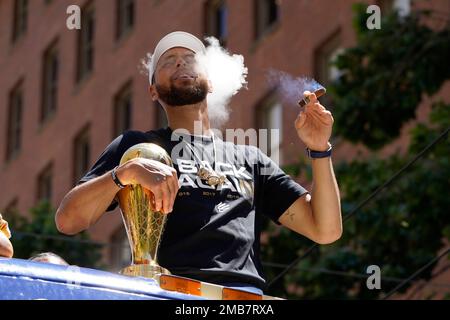 does stephen curry smoke cigarettes Stephen Curry smokes a cigar during the Golden State Warriors NBA  championship parade in San Francisco, Monday, June 20, 2022. (AP Photo/Eric  Risberg Stock Photo