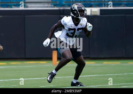 Jacksonville Jaguars inside linebacker Devin Lloyd (33) performs a drills  during an NFL football practice, Saturday, July 30, 2022, in Jacksonville,  Fla. (AP Photo/John Raoux Stock Photo - Alamy