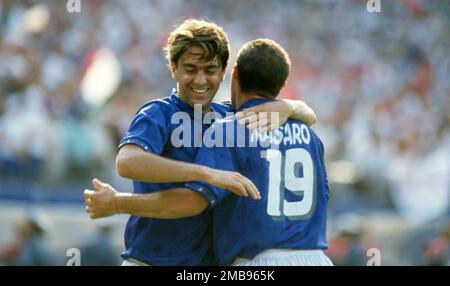 East Rutherford, Vereinigte Staaten. 20th Jan, 2023. firo, 06/23/1994 archive picture, archive photo, archive, archive photos football, soccer, World Cup WORLD CUP 1994 USA, 94 group phase, group E Italy - Norway 1:0 Daniele Massaro, half figure, jubilationt, jubilation, with, and, Alessandro Costacurta Credit: dpa/Alamy Live News Stock Photo