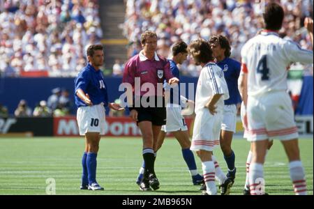 East Rutherford, Vereinigte Staaten. 20th Jan, 2023. firo, 06/23/1994 archive picture, archive photo, archive, archive photos football, soccer, WORLD CUP 1994 USA, 94 group phase, group E Italy - Norway 1:0 Helmut Krug, half figure, referee, Germany, with, and, Roberto Baggio Credit: dpa/Alamy Live News Stock Photo