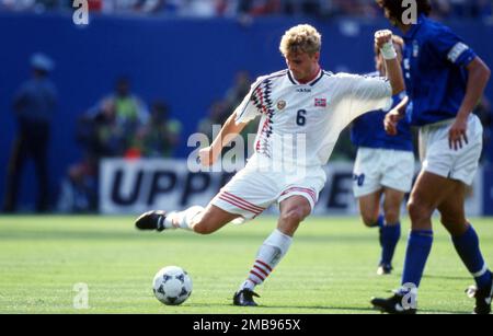 East Rutherford, Vereinigte Staaten. 20th Jan, 2023. firo, 06/23/1994 archive image, archive photo, archive, archive photos football, soccer, WORLD CUP 1994 USA, 94 group phase, group E Italy - Norway 1:0 Jostein Flo, single action Credit: dpa/Alamy Live News Stock Photo