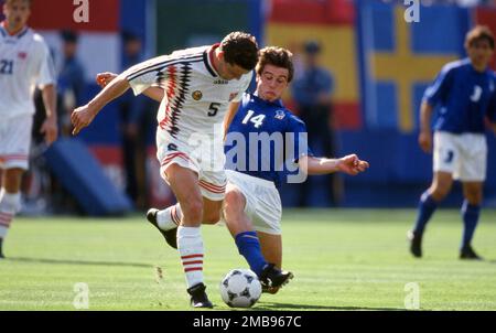 East Rutherford, Vereinigte Staaten. 20th Jan, 2023. firo, 06/23/1994 archive picture, archive photo, archive, archive photos football, soccer, WORLD CUP 1994 USA, 94 group phase, group E Italy - Norway 1:0 duels, Stig Inge Bjornebye, versus, Nicola Berti Credit: dpa/Alamy Live News Stock Photo