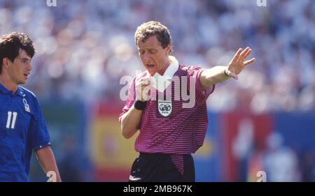 East Rutherford, Vereinigte Staaten. 20th Jan, 2023. firo, 06/23/1994 archive picture, archive photo, archive, archive photos football, soccer, World Cup WORLD CUP 1994 USA, 94 group phase, group E Italy - Norway 1:0 Helmut Krug, half figure, referee, Germany, with, and, Demetrio Albertini Credit: dpa/Alamy Live News Stock Photo