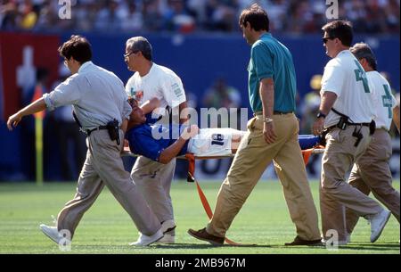 East Rutherford, Vereinigte Staaten. 20th Jan, 2023. firo, 06/23/1994 archive picture, archive photo, archive, archive photos football, soccer, WORLD CUP 1994 USA, 94 group phase, group E Italy - Norway 1:0 Pierluigi Casiraghi, injury, injured, on, of, stretcher Credit: dpa/Alamy Live News Stock Photo