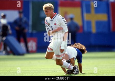 East Rutherford, Vereinigte Staaten. 20th Jan, 2023. firo, 06/23/1994 archive picture, archive photo, archive, archive photos football, soccer, WORLD CUP 1994 USA, 94 group phase, group E Italy - Norway 1:0 Jostein Flo, whole figure Credit: dpa/Alamy Live News Stock Photo